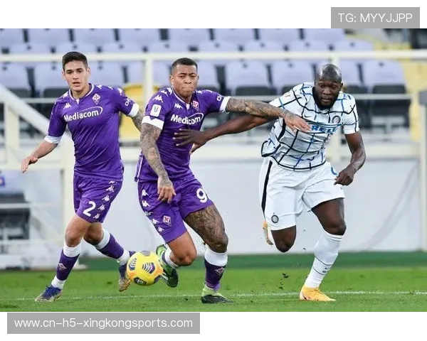 山东泰山祖马亮相合练,头槌解围干净利落 山东泰山祖马亮相合练,头槌解围干净利落